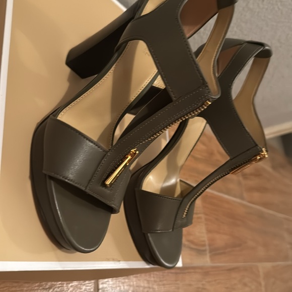 I almost like new shoes , olive color beautiful casual shoes - Picture 3 of 4